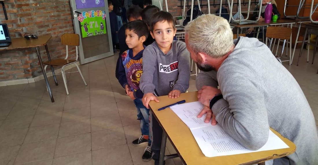 Voluntario trabajando con chicos en una escuela
