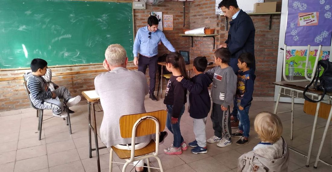 Charla en un aula con chicos
